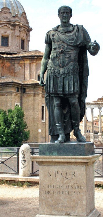 statua di giulio cesare via dei fori imperiali roma Accadde oggi: Idi di marzo, l’assassinio del più grande Imperatore di Roma