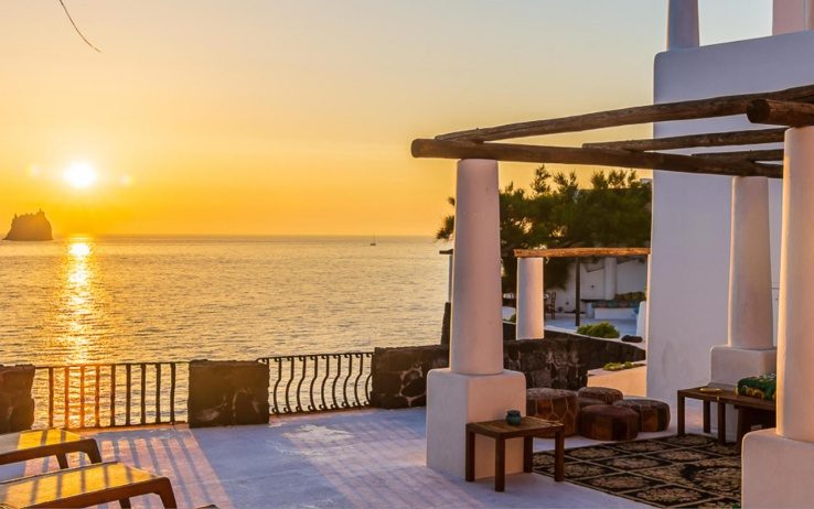 Dolce e Gabbana vendono la villa di Stromboli: oltre 500 mq, 7 suite, 9 bagni e affaccio da sogno sul mare