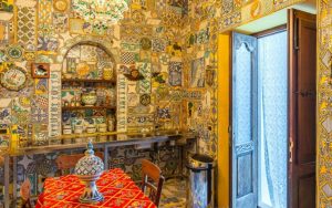 2 Dolce e Gabbana vendono la villa di Stromboli: oltre 500 mq, 7 suite, 9 bagni e affaccio da sogno sul mare