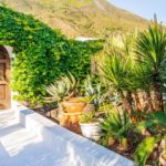 4 Dolce e Gabbana vendono la villa di Stromboli: oltre 500 mq, 7 suite, 9 bagni e affaccio da sogno sul mare