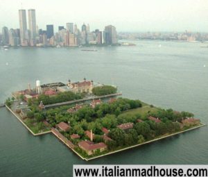 0008B14100000258 3819788 was the gateway for over 12 million immigrants to the United Sta m 57 1475505696889 Statua della Libertà ed Ellis Island: Storie Italiane