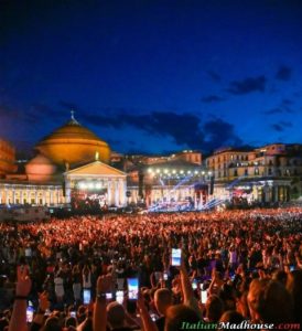 Screenshot Gigi D’Alessio, trionfo al concerto per i 30 anni di carriera, il suo show è una grande festa anche in tv